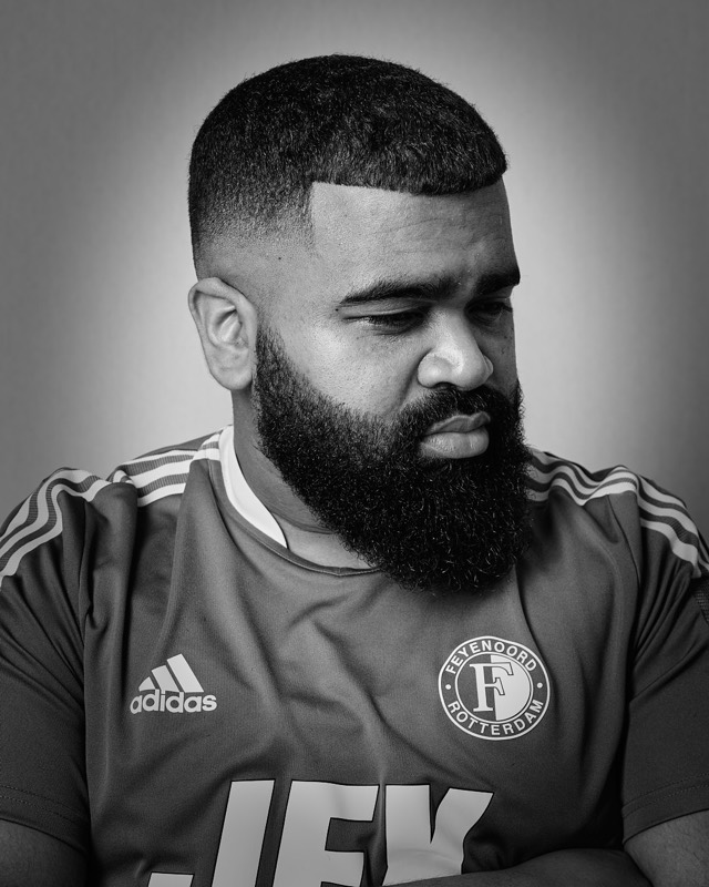 Klant met skin fade en volle baard in een Feyenoord-shirt