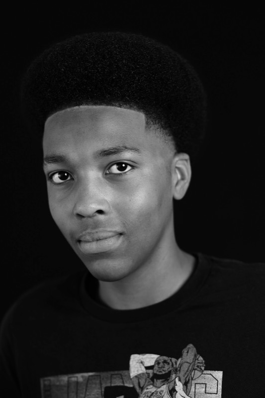 Volle afro met strakke contouren